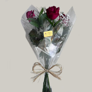 Buque com 3 rosas vermelhas em embalagem transparente com laço de rafia.Entregue rapida da Floricultura camelia na zona norte de SP