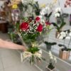 PESSOA SEGURANDO BUQUE 5 ROSAS VERMELHAS
