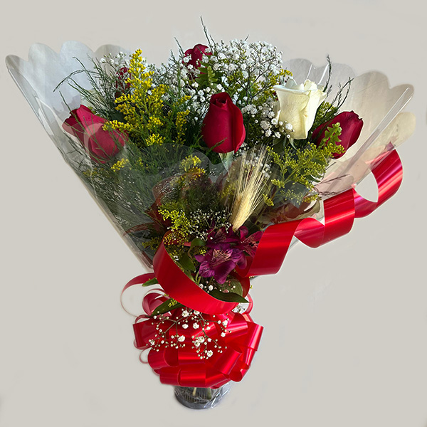 BUQUE AMOR EM HARMONIA, COMPOSTO POR 8 ROSAS SENDO 4 BRANCAS E 4 VERMELHAS