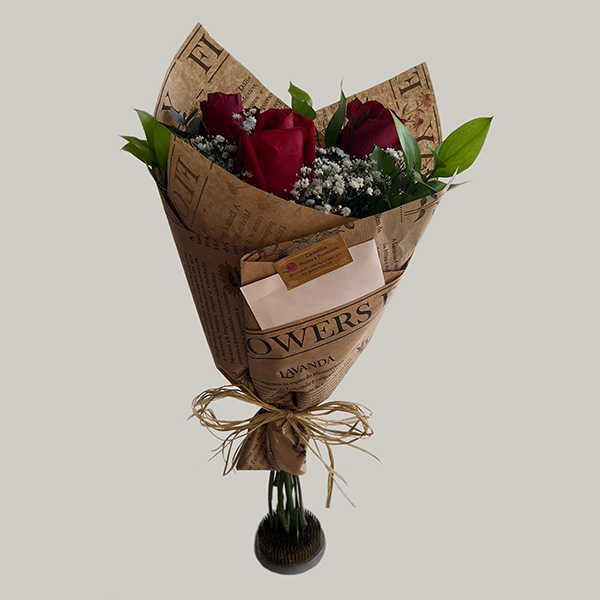 Buquê com 3 Rosas Vermelhas no Kraft com Laço de Ráfia