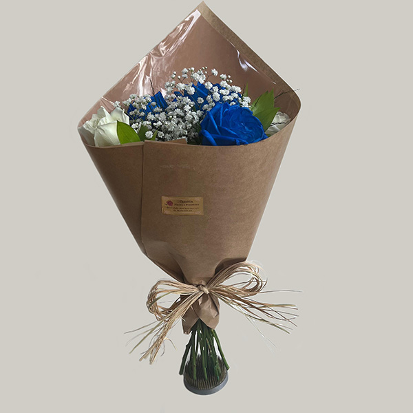 Buquê com 6 Rosas – 3 Brancas e 3 Azuis no Kraft
