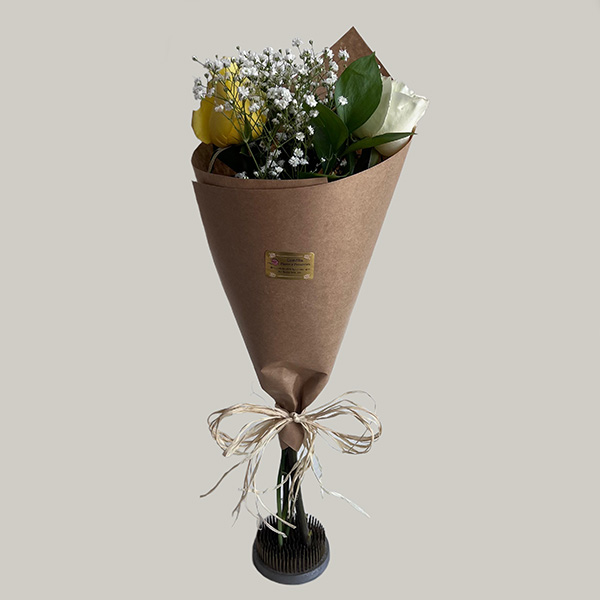 Buquê Duas Rosas Amarela e Branca com Folhagens