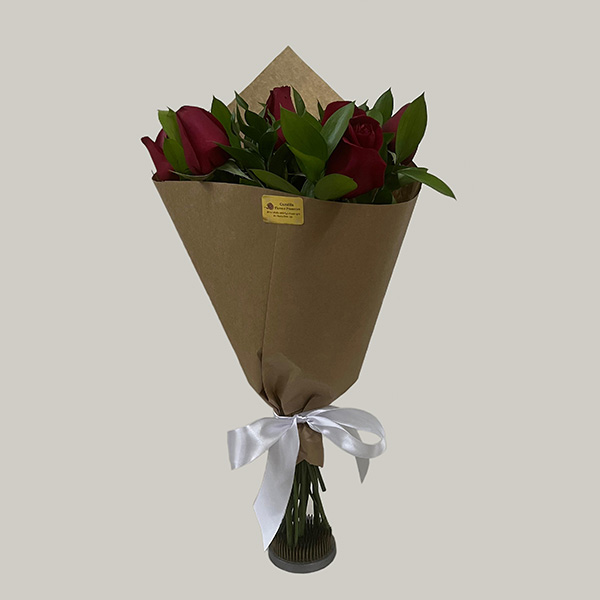 Buquê com 6 Rosas Vermelhas e Ruscus