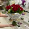 Buquê de Rosas Vermelhas com 15 flores e embalagem moderna – Floricultura Camélia