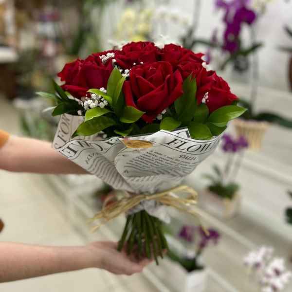 Buquê de Rosas Vermelhas com 15 flores e embalagem moderna – Floricultura Camélia