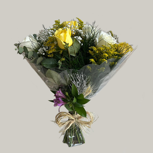 Buquê de Rosas Brancas e Amarelas com 12 flores, embalagem transparente e laço de ráfia – Floricultura Camélia