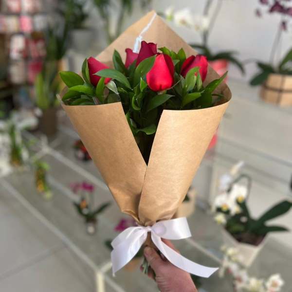 Buquê de Rosas Vermelhas minimalista com 5 flores e embalagem kraft – Floricultura Camélia São Paulo
