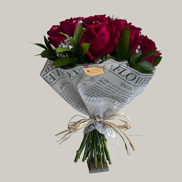 Buquê de Rosas Vermelhas com 15 flores no estilo coreano, formato redondo e embalagem moderna – Floricultura Camélia