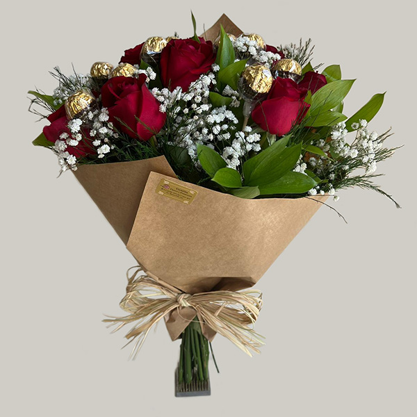 Buquê de 12 rosas vermelhas com 12 bombons Ferrero Rocher
