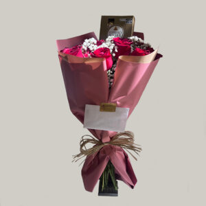 Buquê com 10 rosas vermelhas e caixa de bombons Ferrero Rocher T4 em embalagem rosa moderna, Floricultura Camélia – Zona Norte de São Paulo