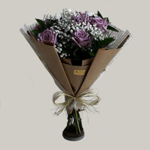 Buquê de 6 rosas lilás em embalagem de papel kraft e laço de ráfia da Floricultura Camélia em São Paulo Zona Norte.