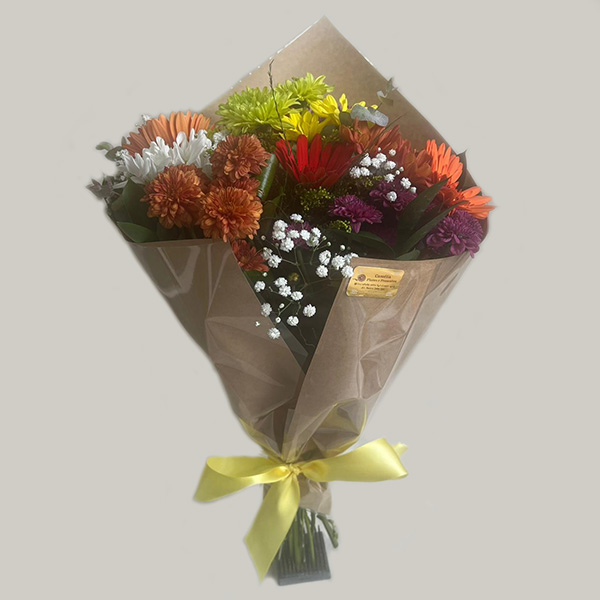 Buquê de 12 flores mistas com 4 gérberas coloridas e flores do campo variadas, criado pela Floricultura Camélia em São Paulo.