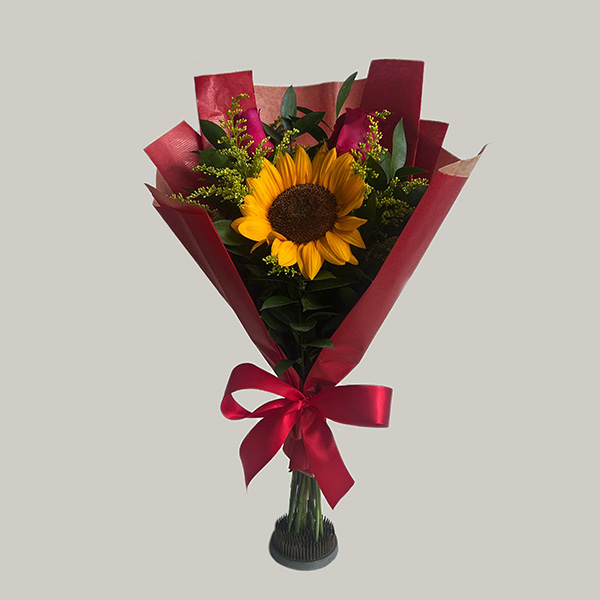Buquê de girassol com 2 rosas vermelhas em embalagem moderna com dobraduras da Floricultura Camélia em São Paulo Zona Norte.