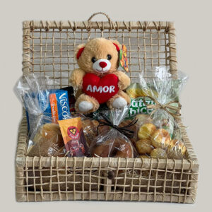 Cesta de café da manhã com pelúcia da Floricultura Camélia em São Paulo Zona Norte, incluindo pães artesanais, croissants e cesta rústica decorada.