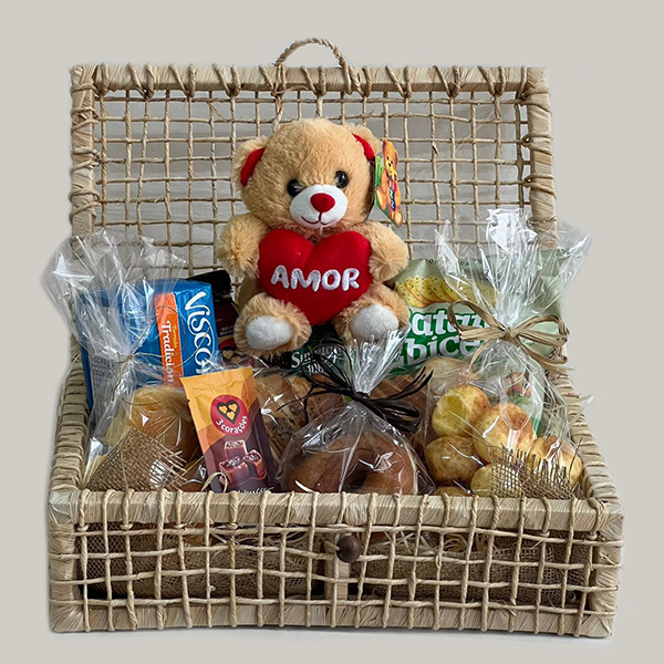 Cesta de café da manhã com pelúcia da Floricultura Camélia em São Paulo Zona Norte, incluindo pães artesanais, croissants e cesta rústica decorada.