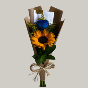 Buquê de girassol em São Paulo com rosa azul e embalagem de papel kraft da Floricultura Camélia.